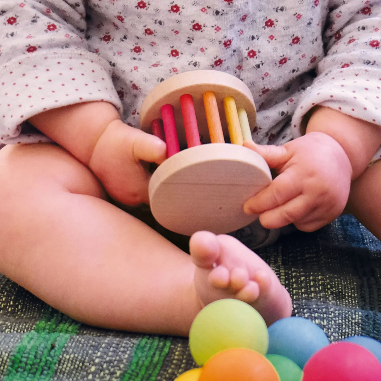 Grimm's - Mini baby roller - Regenboog met belletje - Hout