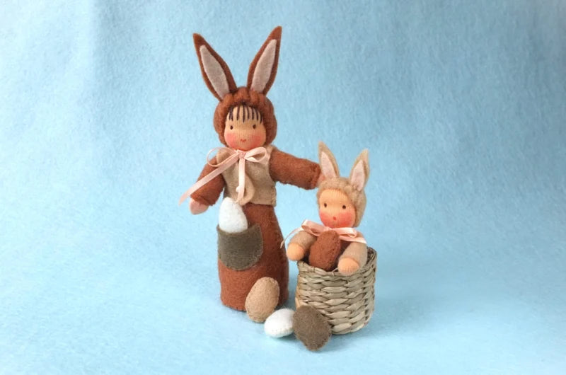 Atelier Pippilotta - Paashaas met hazenkindje in een mand