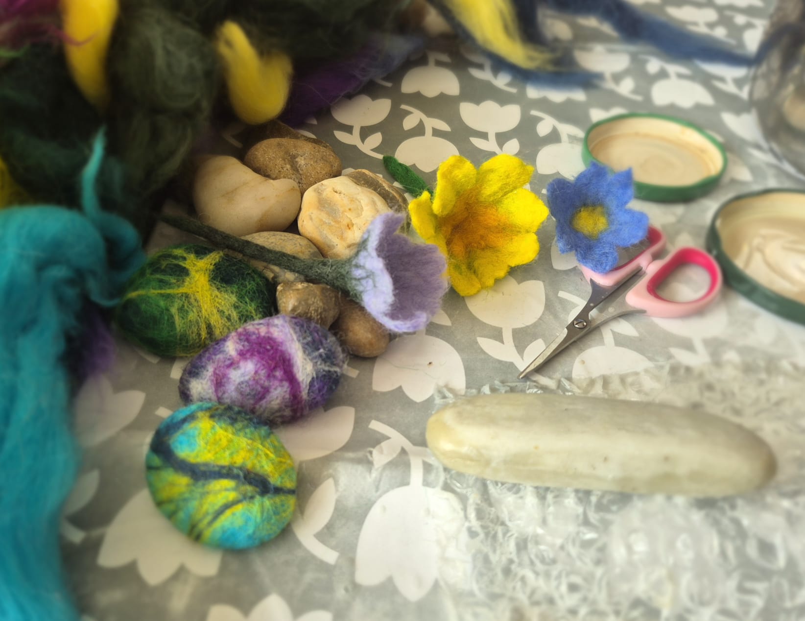 Eentje van Margo workshop - Bloemen en stenen natvilten (vanaf 6 jaar) - 19 augustus